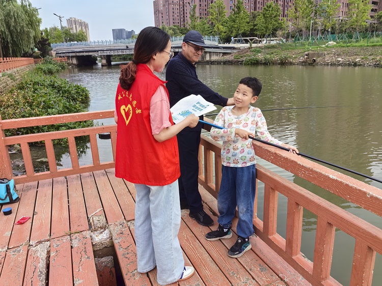 7月19日，三分公司黨支部組織黨員志愿者走進(jìn)金水灣社區(qū)開展以“志愿服務(wù)進(jìn)社區(qū)  護(hù)河愛水齊參與”為主題的環(huán)境保護(hù)志愿服務(wù)活動，用實(shí)際行動幫助社區(qū)做好轄區(qū)內(nèi)河道的環(huán)境衛(wèi)生整治工作。4.jpg